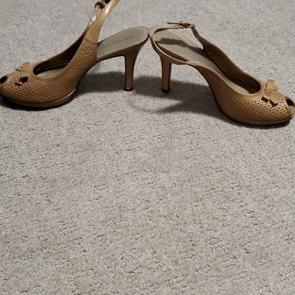 Beige heals - Picture 2 of 3